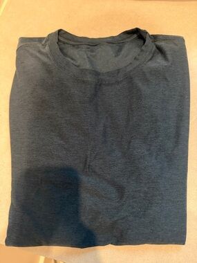 Vuori navy crew tee with logo patch